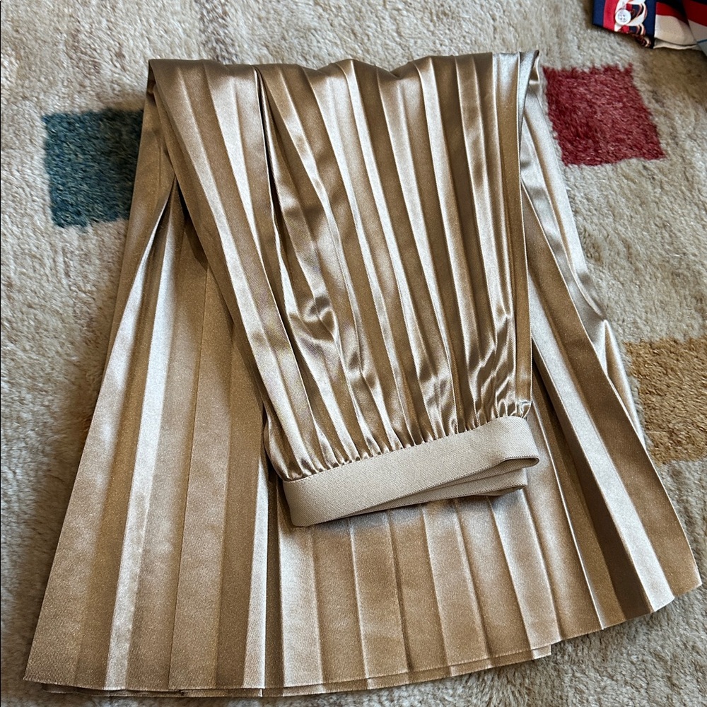 Elegant Gold Pleated Skirt - Picture 3 of 4